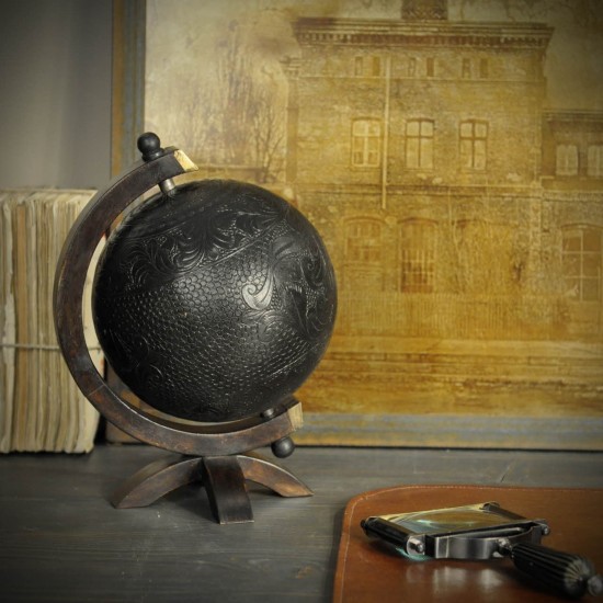 Globe cuir gravé sur socle...